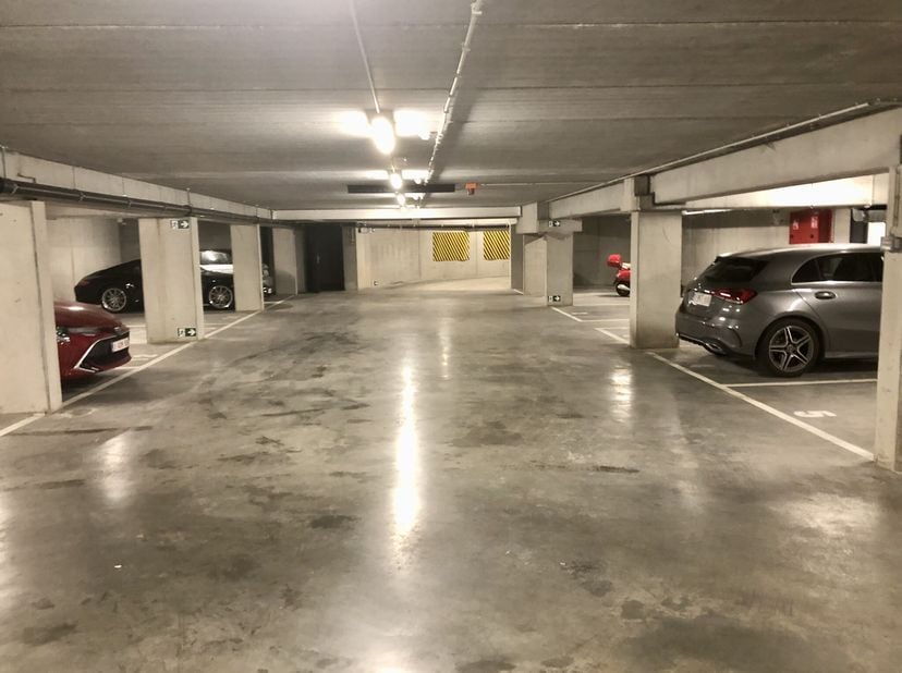 Auderghem - Chaussée de Wavre&lt;br /&gt;
Lot de 5 places de parking et 6 caves dans un garage souterrain.&lt;br /&gt;
Dimensions des cave : 1,5m * 1,7m&lt;br /&gt;
Dim