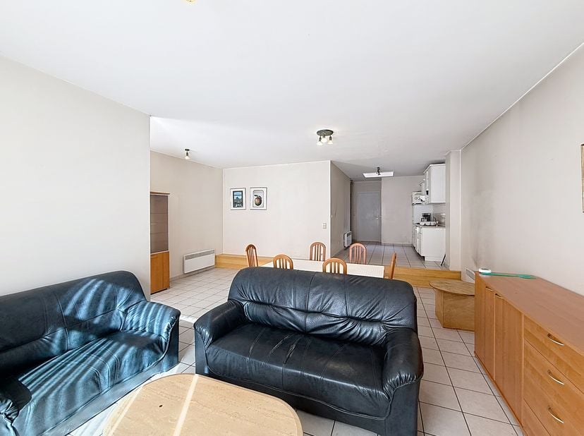 In het centrum van Sint-Idesbald (Koksijde) vinden we dit gelijkvloers appartement (95 m²) met ruime garage te koop. Zeer goed gelegen, vlakbij winkel
