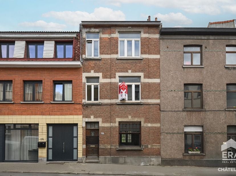 ERA CHATELAIN stelt u deze eengezinswoning voor met een bruto oppervlakte van 165 m² (PEB) en een inrichtbare zolder, gelegen in de gewilde wijk Ukkel