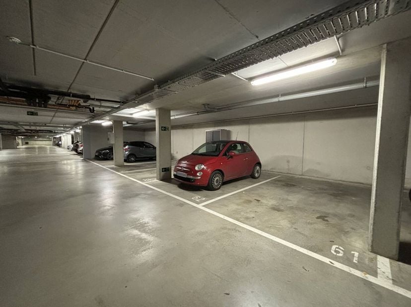 vaste parking souterrain (P61) à louer (+-2,8 x 5 m), situé dans le parking de la résidence Gladio, à proximité du centre de Vilvorde et des principau