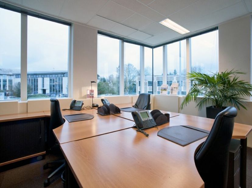 Het business center in Waver is gelegen op de 1e en 2e verdieping van een modern gebouw dat deel uitmaakt van een reeks van high-tech kantoren van de