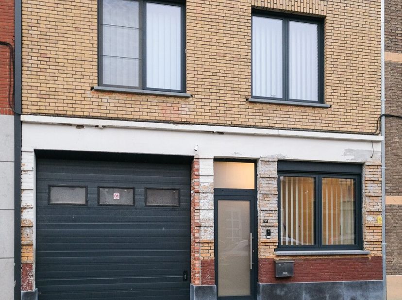 Deze prachtig afgewerkte woning met 2 slaapkamers is gelegen op een boogscheut van het centrum van Hasselt op een perceel van 2a 60ca.Voor meer inform
