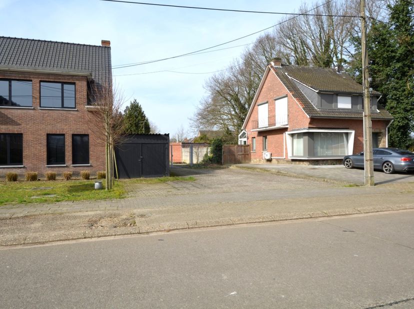 Goed gelegen bouwgrond van 409 m² geschikt voor het bouwen van een halfopen bebouwing, rustig gelegen en op wandelafstand van het centrum van Herental