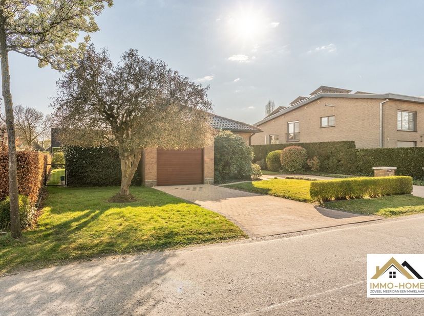 Op zoek naar een tijdloze bungalow in één van de rustigste wijken van Lochristi, vlakbij alle voorzieningen die het centrum te bieden heeft ? Dan is d