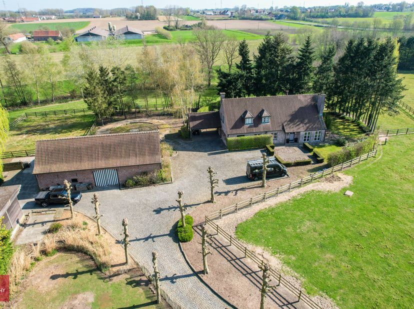 Discreet gelegen goed onderhouden villa - landhuis nabij Waregem. Toegang via doodlopende private dreef. Bestaande uit een inkomhall, living, bureel,