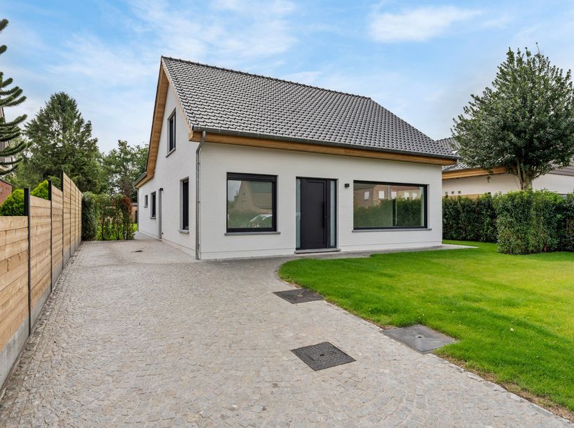 Deze vrijstaande woning nabij het centrum van Hoogstraten op perceel van 732 m² kende in 2025 een totaalrenovatie. Ze is voorzien van een hoogwaardige