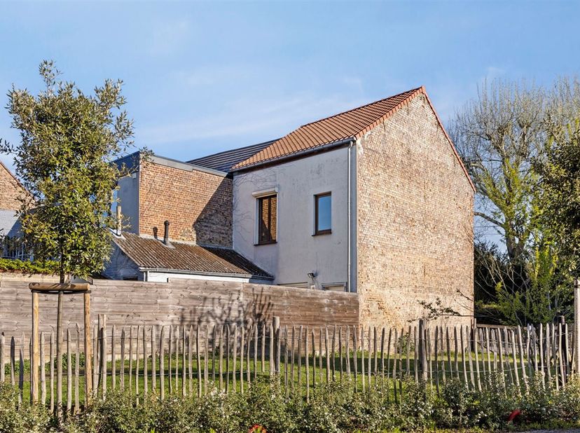 Charmante maison à rénover entièrement à Overijse sur un terrain de +/- 2a50ca avec une surface habitable de +/- 150 m² comprenant living - 3 chambres