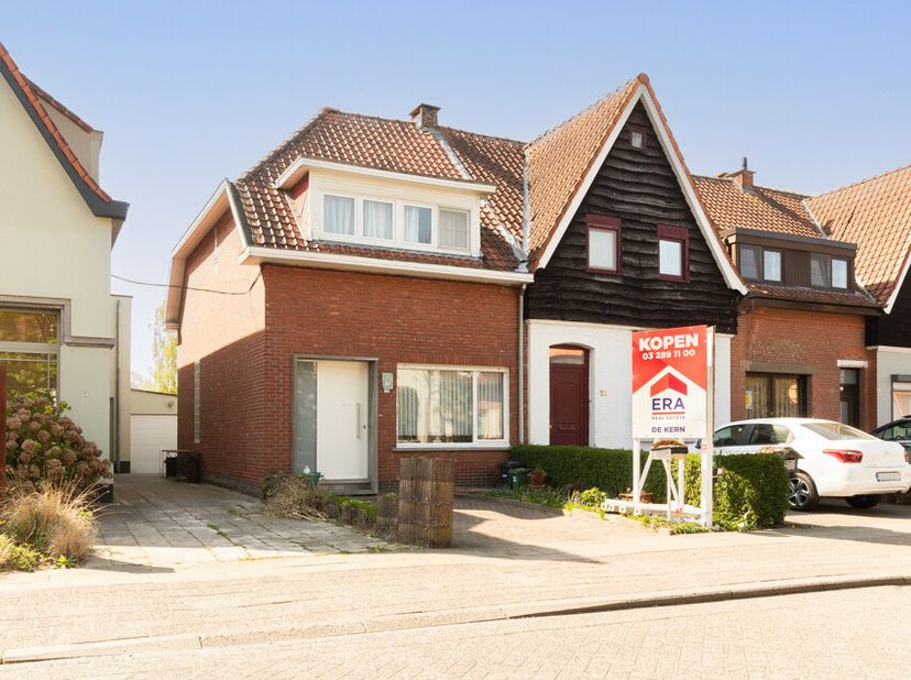 De woning is terug te vinden op een rustige en in een groene omgeving van Mortsel, op de grens met Boechout en Hove. Openbaar vervoer ligt op wandel-