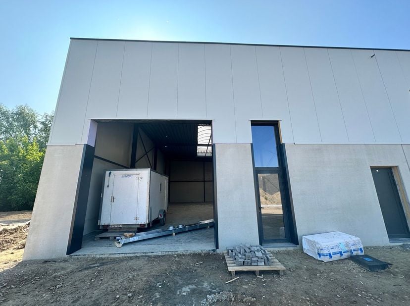 PME de construction récente d&#039;une superficie de 264 m² à vendre. Excellente situation au sud de Bruxelles/Halle et au nord de Saintes/Tubize. Excellen
