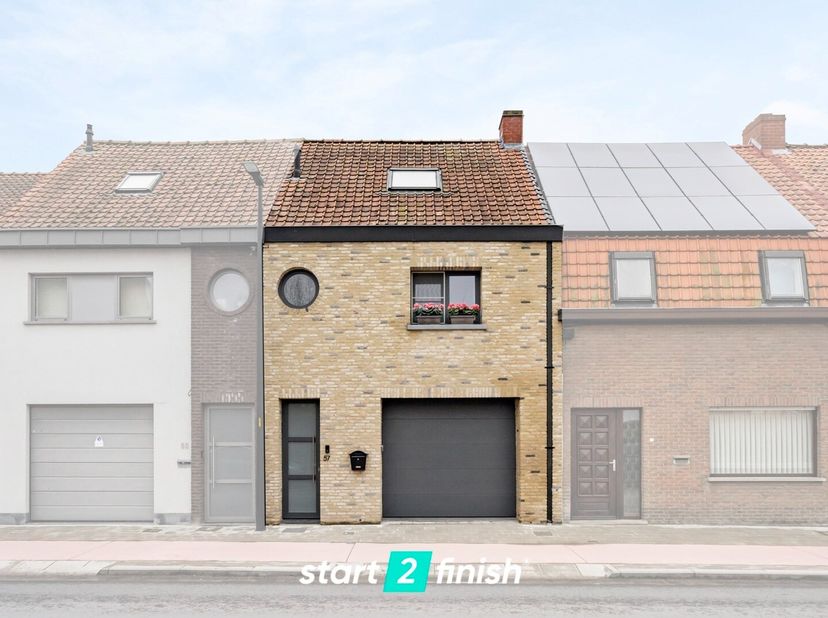 Welkom in deze prachtige, instapklare woning gelegen in het charmante Dadizele. Deze stijlvol gerenoveerde woning biedt alle comfort en moderne afwerk