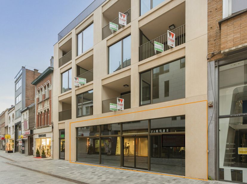 Ce rez-de-chaussée commercial nouvellement construit est situé dans le centre d&#039;Alost, dans un emplacement commercial de premier ordre, à proximité de