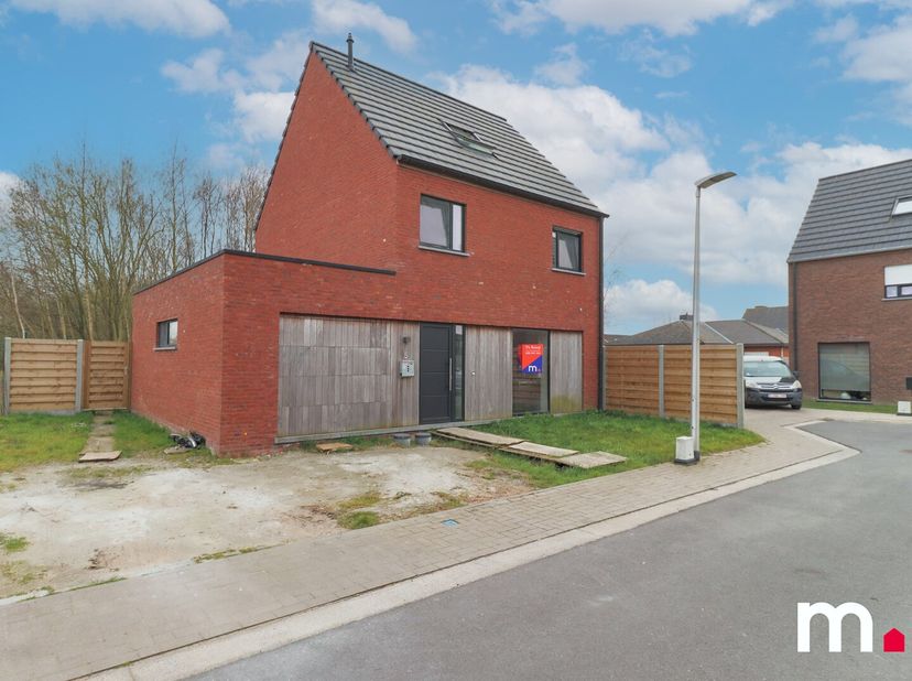Zeer recent gebouwde woning (2021) gelegen op het einde van een doodlopende straat, uitermate kindvriendelijk in een aangename buurt.&lt;br /&gt;
Via de ink