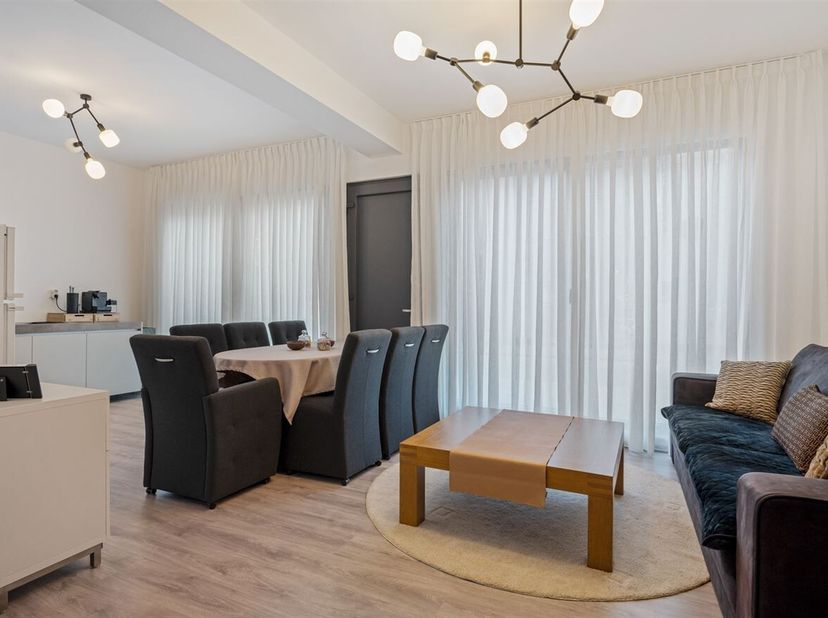 In het centrum van Nijlen vindt u dit recent gerenoveerde gelijkvloerse appartement, ideaal voor wie op zoek is naar comfortabel en praktisch wonen op