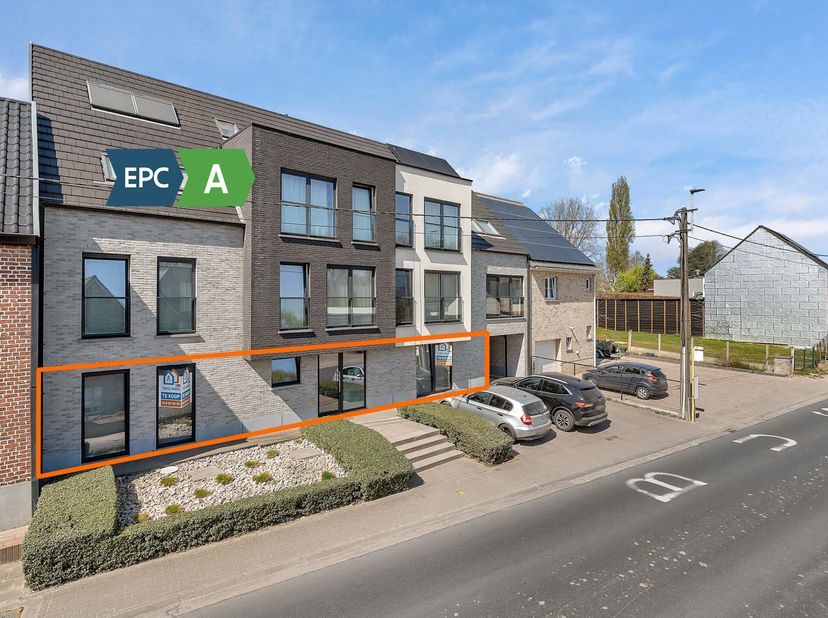 Voor meer info of een bezoek, bel 053 59 49 31  Ruim appartement van 180 m² in het charmante Kerksken te koop! Bij binnenkomst word je verwelkomd in e