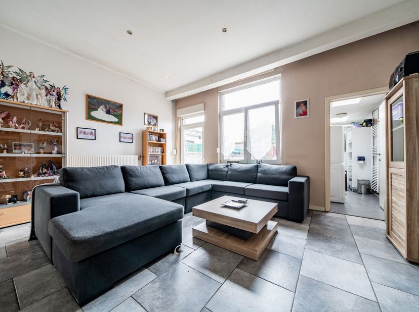 Huis in goede staat, bestaande uitBegane grond: keuken, badkamer met douche, woonkamer met toegang tot eetkamer met uitgang naar terras op het zuidoos