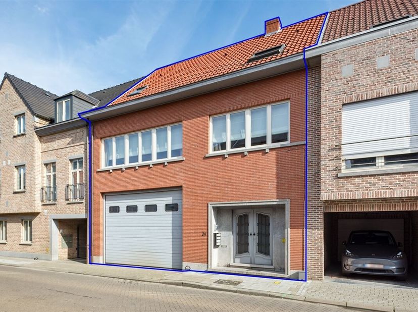Verrassend ruime meergezinswoning, bestaande uit 2 appartementen en 1 praktijkruimte, gunstig gelegen pal in het landelijke dorpscentrum van Sint-Kate