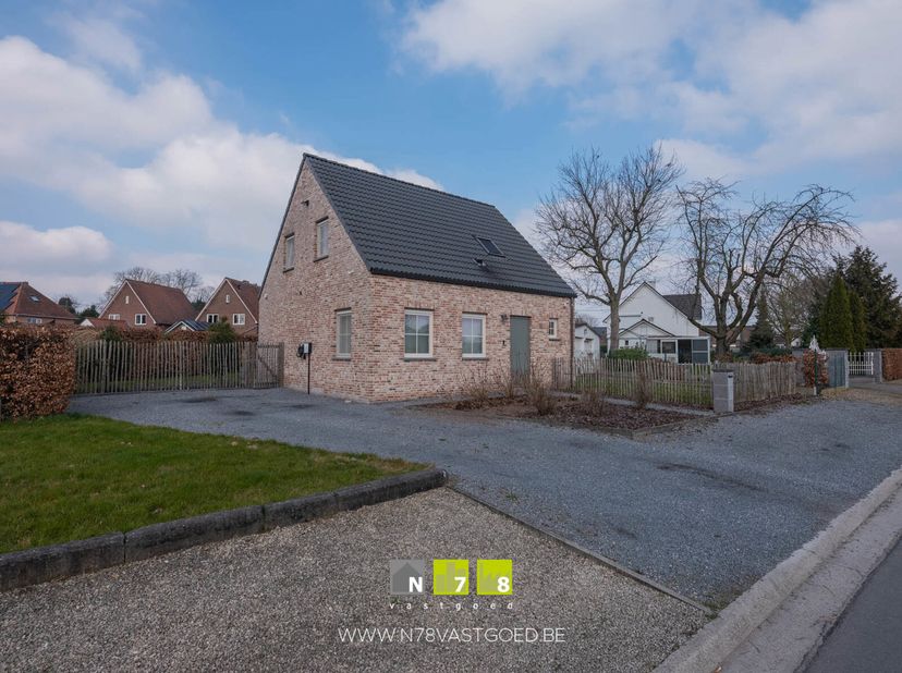 *IN OPTIE* INSTAPKLARE VRIJSTAANDE WONING OP EEN PERCEEL VAN 4A17CA TE MAASEIK (NEEROETEREN)&lt;br /&gt;
TROEVEN&lt;br /&gt;
- Rustige ligging.&lt;br /&gt;
- Mooie hede