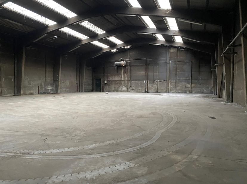 Deze industriële ruimte / magazijn heeft een totale oppervlakte van 522 m², afmetingen 18 m breedte en 29 m lengte. Deze loods kan dienst doen voor we