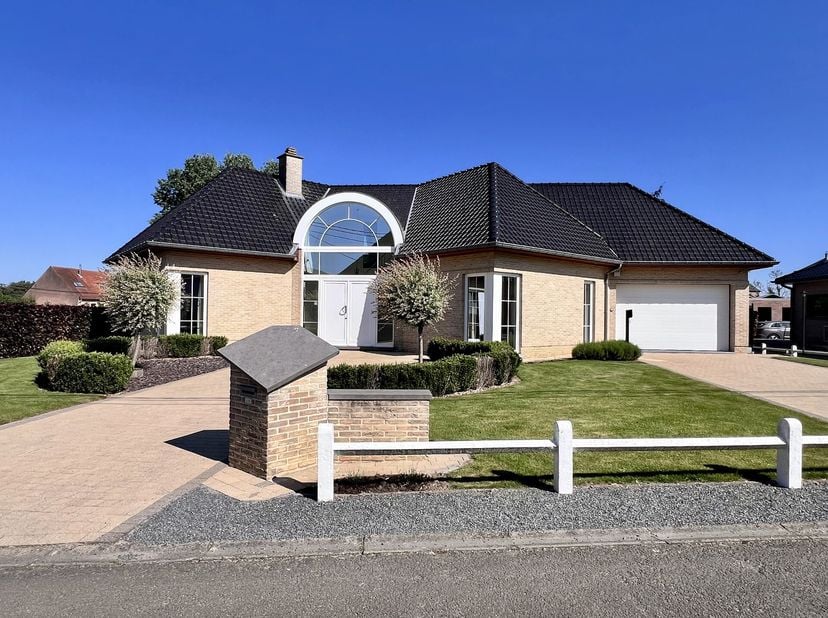BEZOEK ALLEEN AANVRAGEN VIA DEZE LINK: https://hendrix.whoose.be/6785192L&#039;immobilière Hendrix biedt u deze ruime villa met ca. 210 m² woonoppervlak. H