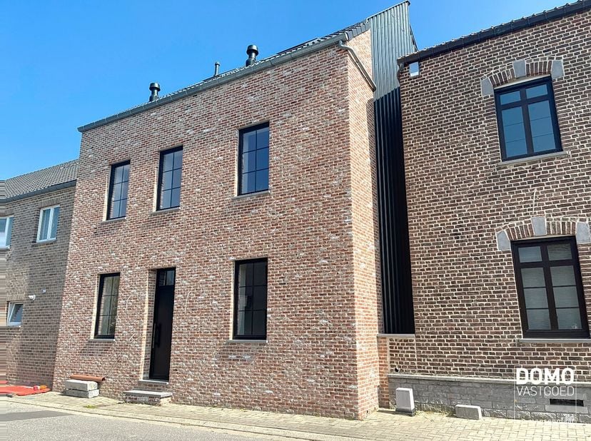 Deze prachtig gerenoveerde en lichtrijke woning in Mielen-boven-Aalst, Gingelom is een droom voor elke huizenkoper. De woning is in 2017 volledig gere