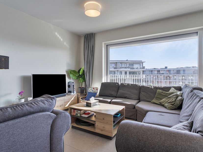 Aan de hippe stationsbuurt in Aalter vinden we dit instapklaar 2-slaapkamer appartement met  ruim terras. Ideaal voor eigen bewoning of als investerin