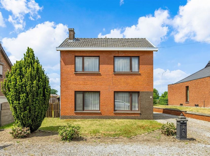 Ligging: De woning is perfect gelegen voor wie dichtbij invalswegen wil wonen. Ook scholen en winkels bevinden zich in de directe omgeving en zijn mak