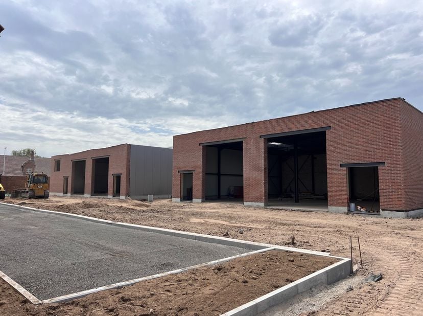 Op de hoek van de Bieststraat en de Nerenweg te Kalken, wordt KMO-park &#039;De Weverij&#039; ontwikkeld. Dit nieuwe, reeds vergunde, KMO-park bestaat uit 30 ca