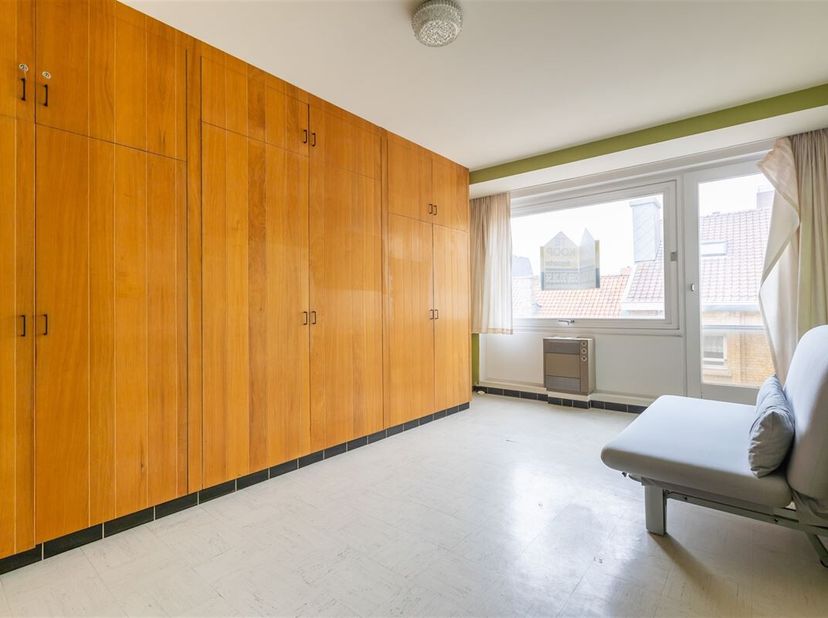 Studio au 3ième étage comprenant : hall d&#039;entrée, living, cuisine semi-ouverte, salle de bains avec douche et toilette.