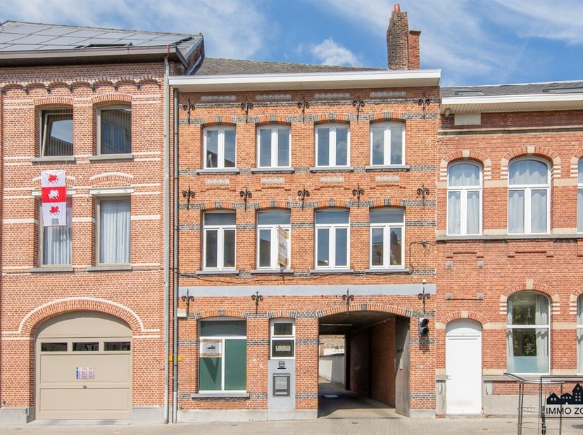 Klik op &quot;bezoek aanvragen&quot; op onze website of bel 09 231 75 92 (ma-vrij: 9u-12u30 &amp; 13u30-17u).&lt;br /&gt;
Dit gunstig gelegen voormalig bankkantoor is de