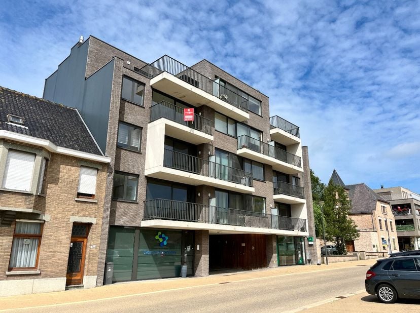 Lichtrijk appartement met zon terras.&lt;br /&gt;
De indeling is als volgt:&lt;br /&gt;
inkomhal met apart toilet - 2 slaapkamers - badkamer met lavabomeubel, toi