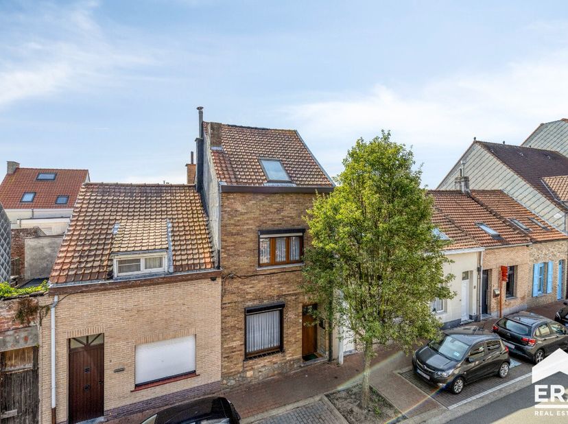 Op een toplocatie in Heist-aan-Zee, op wandelafstand van het strand en de zee, bieden wij deze te moderniseren woning aan. De woning beschikt over een