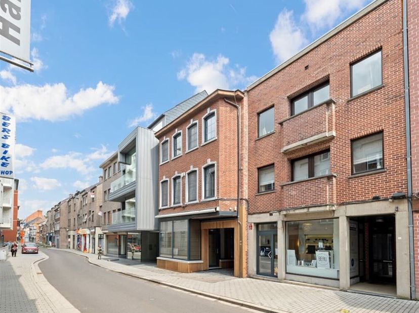 Heb je er altijd van gedroomd om te wonen op een perfecte uitvalsbasis in een instapklaar appartement? Dan is dit je kans! Dit knap appartement met ru