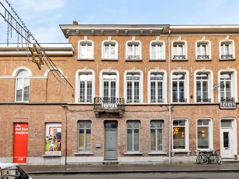 Aan de bruisende Stationsstraat in Sint-Niklaas, dé winkelstraat van de stad, staat dit uitzonderlijke herenhuis te koop. Met een totale oppervlakte v