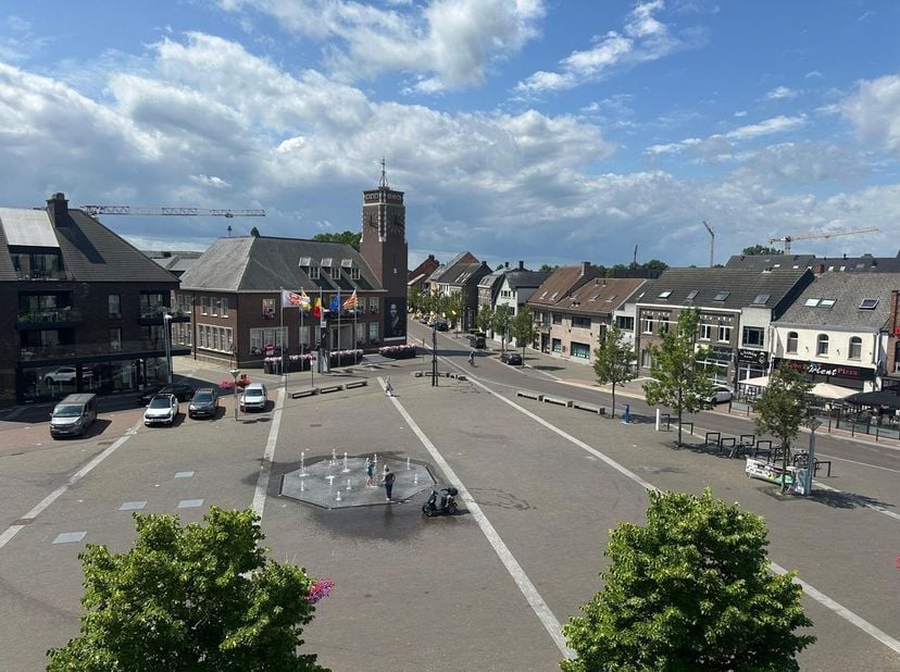 Gelegen op een absolute toplocatie in het hart van Pelt, bieden wij dit ruime en lichtrijke appartement te huur aan op de 3e verdieping. Met zicht op
