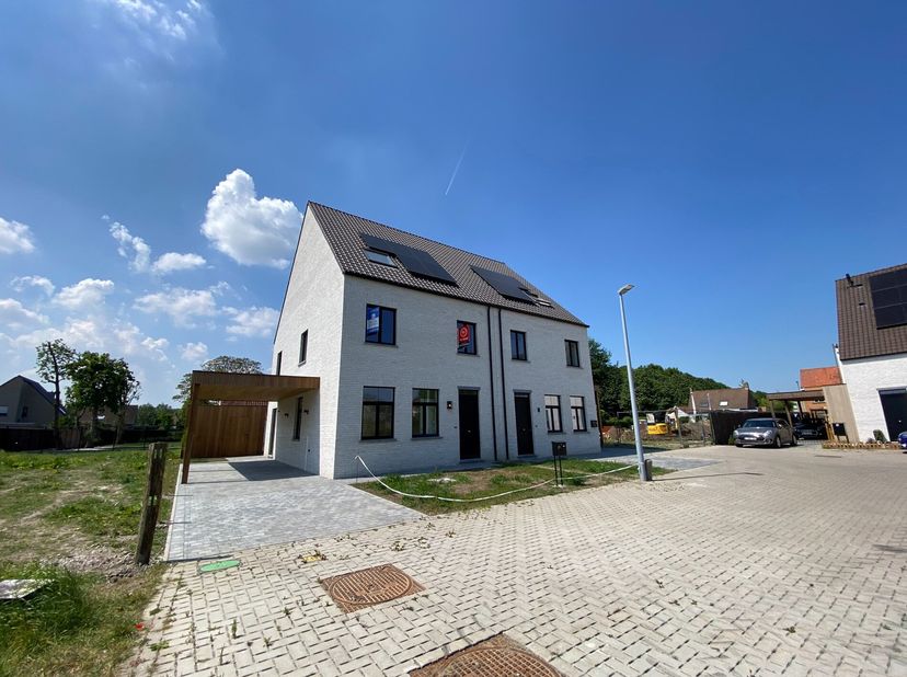 Maison neuve économe en énergie avec 4 chambres à coucher complètes, jardin spacieux avec beaucoup de places de parking situé à Moerkerke.&lt;br /&gt;
Dispo