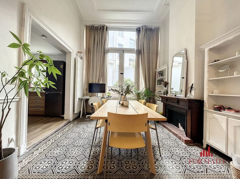L&#039;Immobilière Formato vous présente ce magnifique duplex avec terrasse de caractère, idéalement situé en plein cur du quartier Louise/Stéphanie, à deu