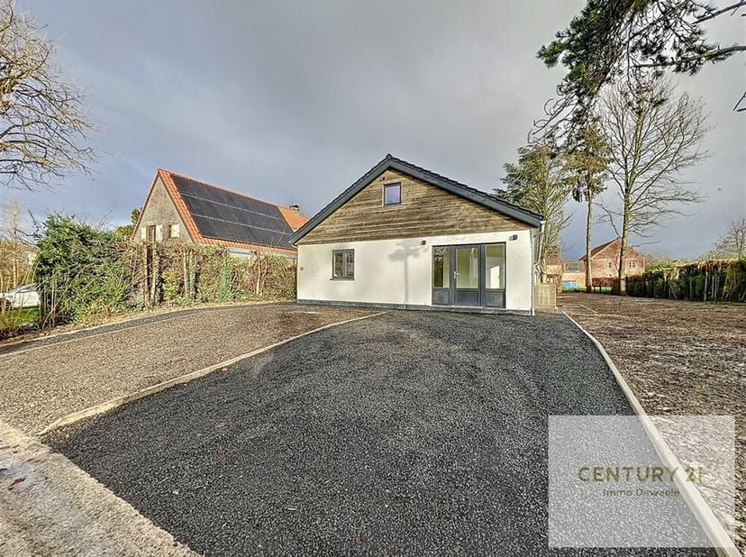 Century 21 Immo Dewaele est ravi de vous présenter cette charmante maison contemporaine idéalement située à Lillois, dans un quartier résidentiel. Éri