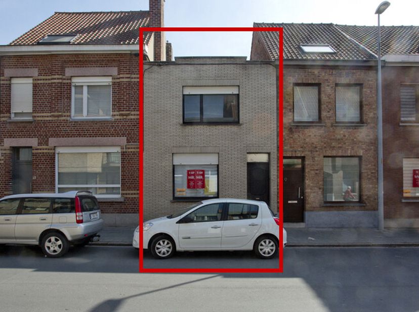 VERDER AF TE WERKEN WONING IN HET CENTRUM VAN ROESELARE -  &lt;br /&gt;
 &lt;br /&gt;
Deze woning bestaat uit een grote living met keuken en achteraan badkamer. &lt;