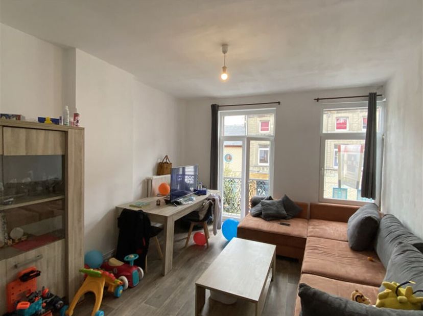 Beleggingspand bestaande uit een commerciële ruimte en een duplex, gelegen aan de voet van de Basiliek van Bonsecours.&lt;br /&gt;
De commerciële benedenver