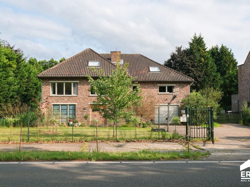 Deze uitzonderlijk ruime eigendom biedt de kans om wonen en werken te combineren, met een indeling die tal van invullingen mogelijk maakt - van grote