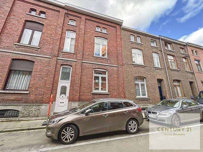 Op wandelafstand van het station en de winkels heeft Century 21 Immo Dewaele het genoegen dit herenhuis van 158 m² voor te stellen. Het omvat: inkomha