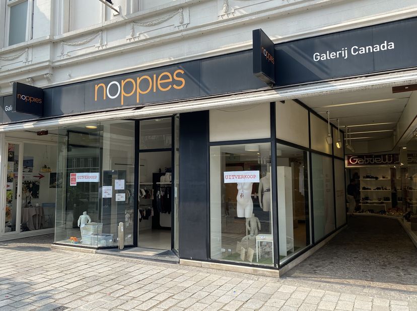 Ce bâtiment commercial à louer est situé dans la galerie Canada dans l&#039;Oostraat à Roeselare avec une surface commerciale utilisable totale d&#039;environ 1