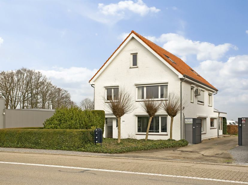 Langs een doorgaande weg, in Maaseik gelegen vrijstaand woonhuis met tuin.&lt;br /&gt;
Deze verrassend ruime woning (240 m²) is momenteel opgesplitst in een