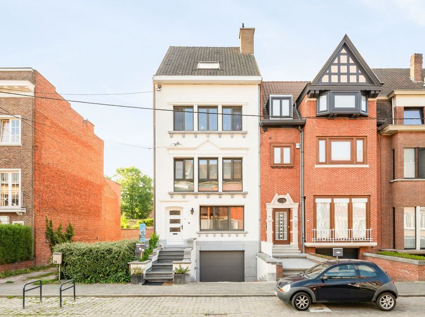 PRACHTIG HERENHUIS met 6 slaapkamers. KARAKTERVOL pand, SUPER LOCATIE in centrum van Kortrijk, dicht bij scholen, winkels, horecazaken en de belangrij