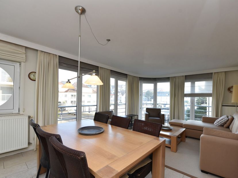 Gezellig gemeubeld 2-slaapkamerappartement aan het Albertstrand in Knokke.&lt;br /&gt;
Het appartement biedt een open keuken, een badkamer met ligbad, een a