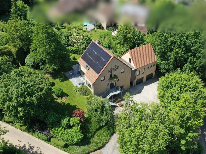 PROPRIÉTÉ D&#039;EXCEPTION -  Nichée au sein dun clos privatif exclusif composé de seulement quatre habitations, cette propriété unique développe un ensemb
