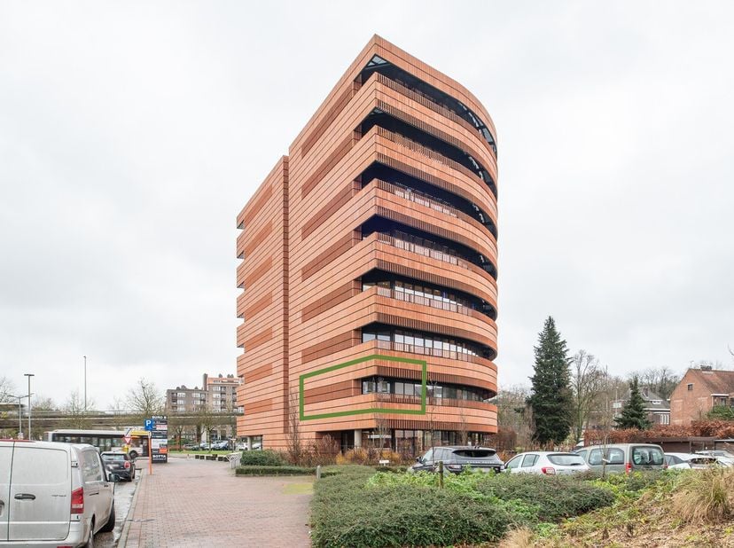Op de eerste verdieping van het bekende Botta-gebouw aan de Jaarbeurslaan in Genk, vinden we deze uitstekend gelegen kantoorruimte. De kantoorruimte h