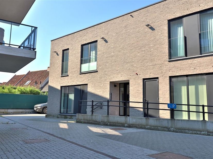 In het centrum van Anzegem, op wandelafstand van heel wat winkels geniet dit nieuwbouw appartement van een ongelooflijke rust.  Kwalitatief afgewerkt