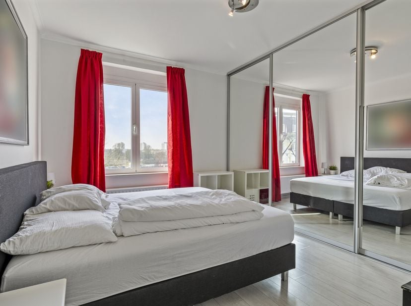 Ce spacieux duplex meublé avec 5 chambres et une grande terrasse sur le toit à louer est situé au Desguinlei 190 à Anvers. Ce duplex est situé à proxi