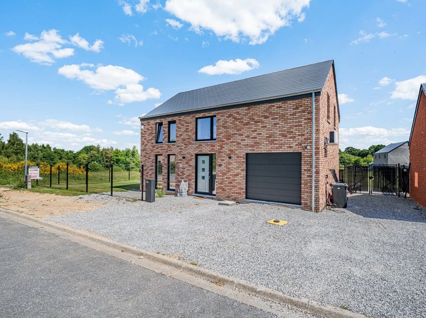 Gelegen in een zeer recent en bijzonder aangenaam woonerf, is deze nieuwbouwwoning uit 2024 een ideale kans, zowel als eerste aankoop als tweede verbl